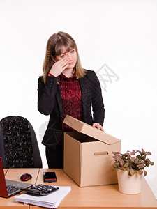 解雇或受于办公室收集或从盒子里提取个人物品的妇女背景图片