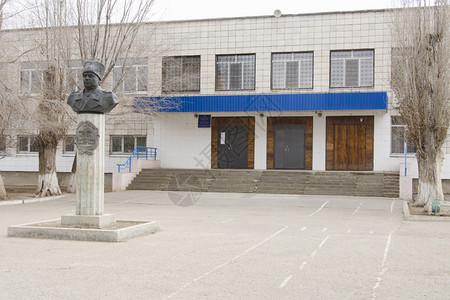 托尔布欣伏尔加格勒Krasnoarmeisk区第一期中学前2前门入口春初背景