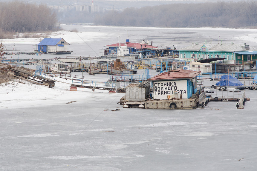 停在伏尔加河回水处的水运第一闸伏尔加运河列宁伏尔加格勒克拉斯诺尔梅斯基冬季图片