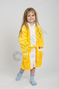 女孩穿着黄色浴袍图片