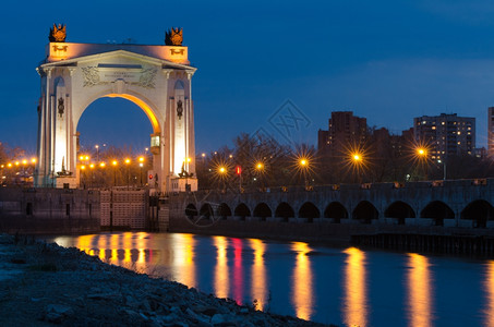 拱门到码头第一个大门的伏尔加运河列宁日落后观看图片