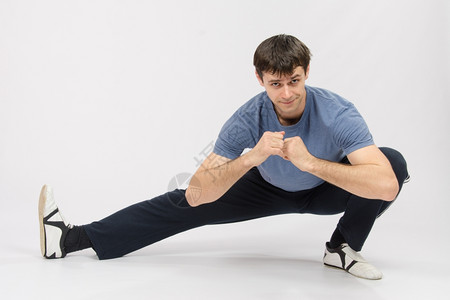 30个年轻的运动员做体操运动员弯曲伸展右腿的肌肉图片