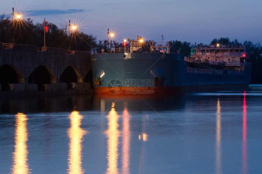 伏尔加唐运河第一锁码头的晚夜风景以列宁命名伏尔加格勒图片