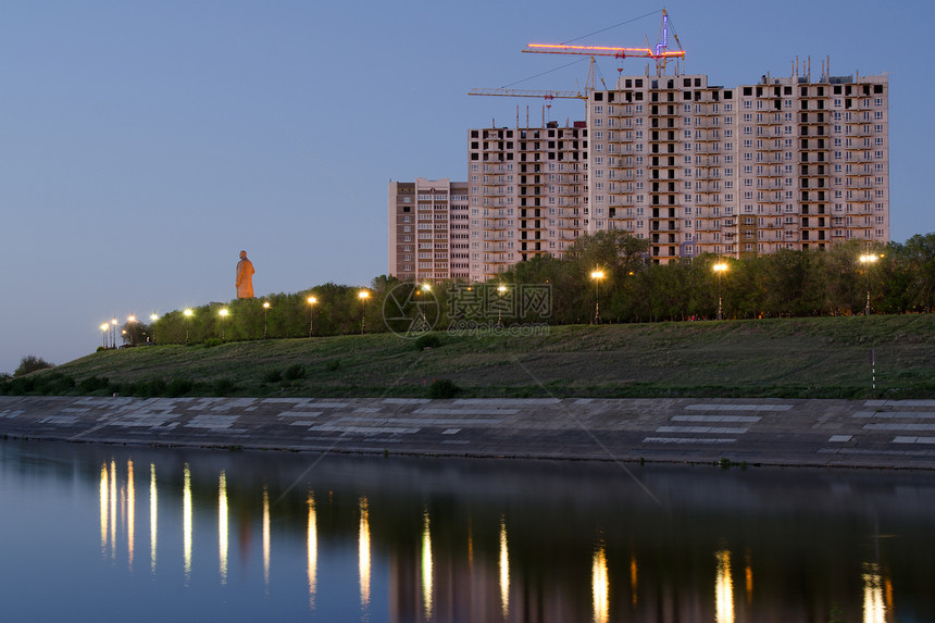 Krasnoarmeysk区Volgograd水边的建筑物,伏尔加格拉德Krasnoarmeysk区水边正在建造高楼的住宅区图片