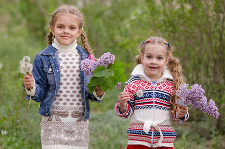 两个女孩手里拿着一束花图片
