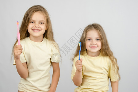 两个女孩在刷牙图片