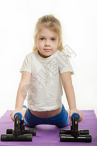 小女孩在锻炼身体图片