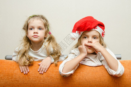 两个女孩向左靠在沙发上两个女孩热情地看着左边向后靠在沙发上图片