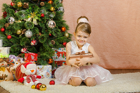 新年女孩5岁39坐在圣诞树垫子上的衣服图片