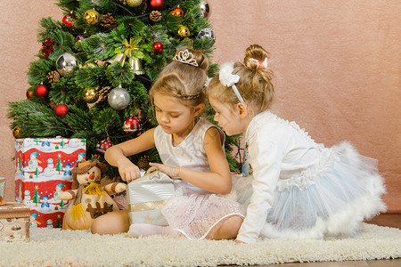 孩子们在庆祝圣诞节图片