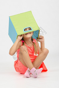 女孩头顶戴着盒子图片