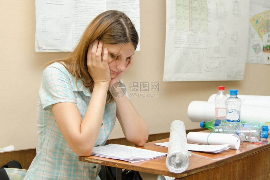 考试前学生阅读记录欧洲式的女生保护论文项目图片