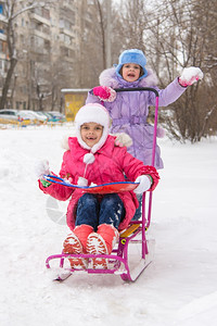 两姐妹在院子里玩雪图片