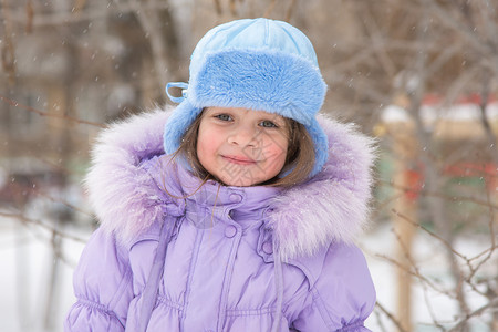 小女孩在雪地里的肖像图片