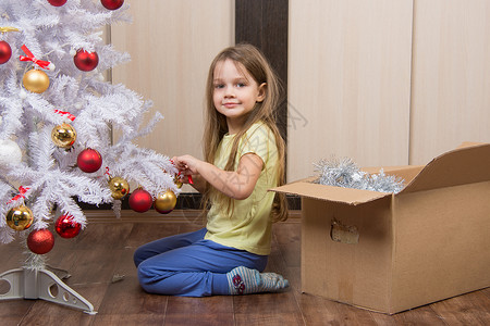 五岁女孩用人造圣诞树来玩具图片