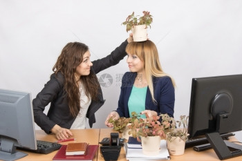 办公室落空的员工用花盆装上一个头种植的同僚图片