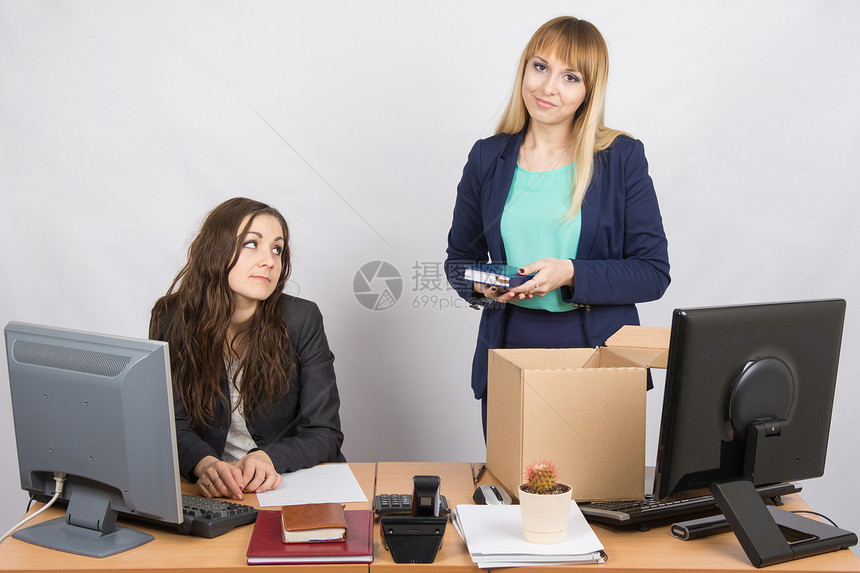 坐在办公室的女孩站在一个微笑盒子前面有关同事的盒子图片