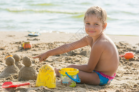 和孩子在沙滩上玩得开心在水点的沙滩上图片