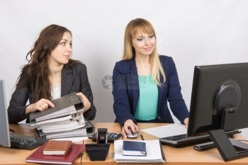 办公室雇员向工作同事寻求文件和方面的帮助图片