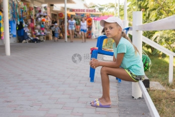 女孩坐在货品贸易展厅里图片