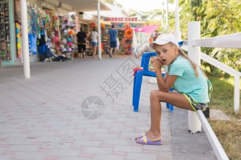 女孩坐在货品贸易展厅里背景图片