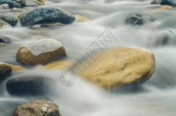 岩石在山河中被缓慢的堵塞速度模糊图片