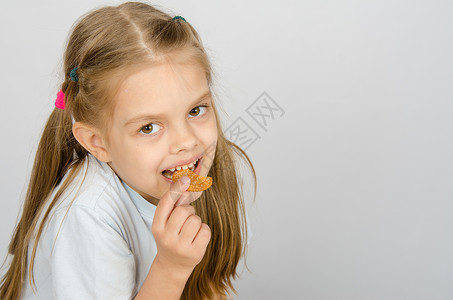 小女孩在吃饼干图片