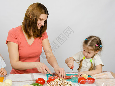 妈教女儿6年的剪刀菜桌上做饭用刀子菜图片