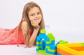 女孩自己用积木建造了一座小房子图片