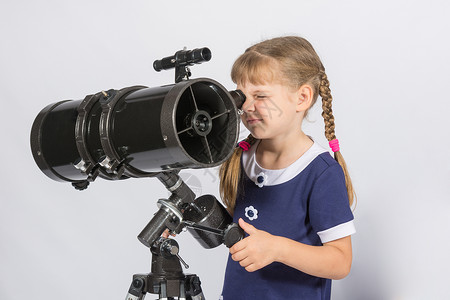 女孩使用天文望远镜图片