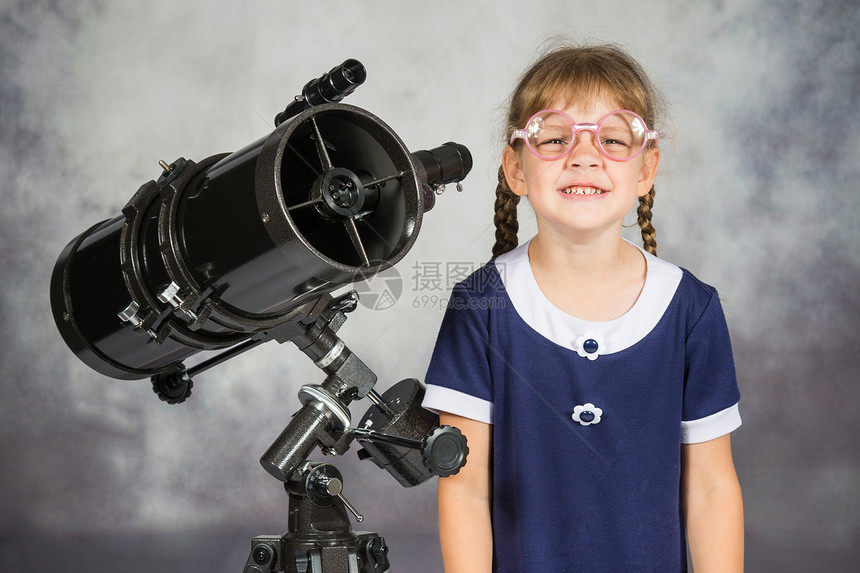 女孩在望远镜上看到的东西感很惊讶图片