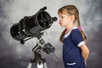女孩通过望远镜观察星星图片