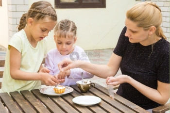 母亲和两个女儿正在制作蛋糕图片