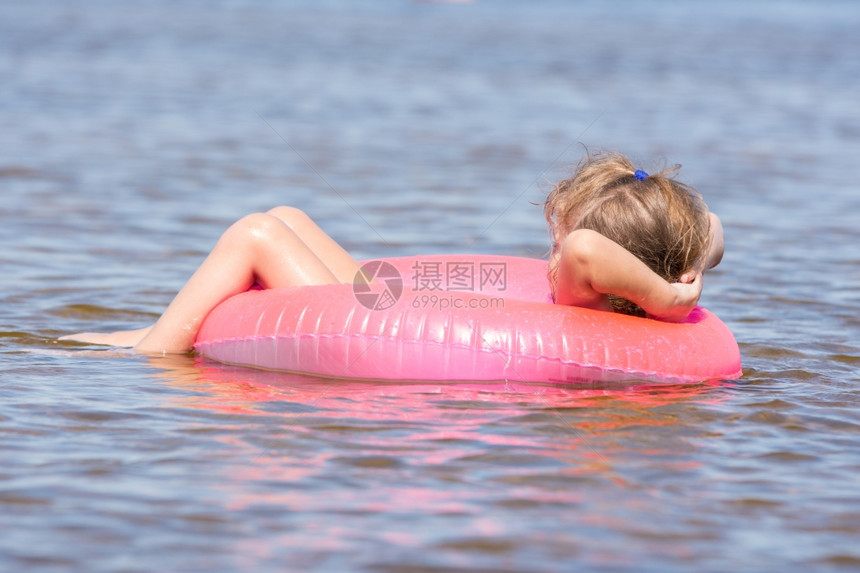 5岁女孩在河里游泳坐圈上图片