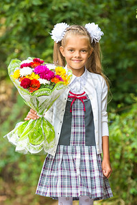 9月1日一年级7岁女孩上学的肖像图片