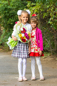 一年级生和她妹去上学的路背景图片