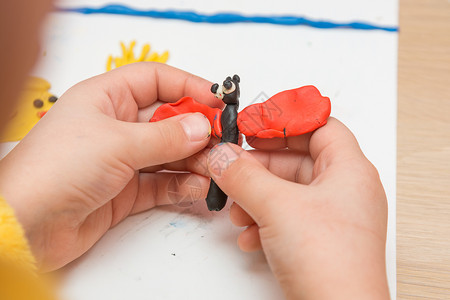 粘土蝴蝶的儿童雕塑特写背景图片
