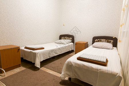 两张床的一间小房室内图片