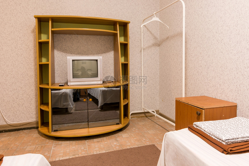 小房间的内室架子上风景和电视机图片