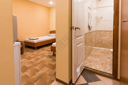 小房间的内部入口和浴室背景图片