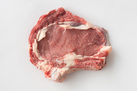 白色背景的一块有骨头牛肉图片