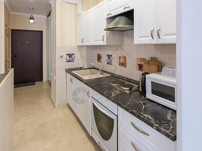 从厨房到入口门看单间公寓的内部高清图片
