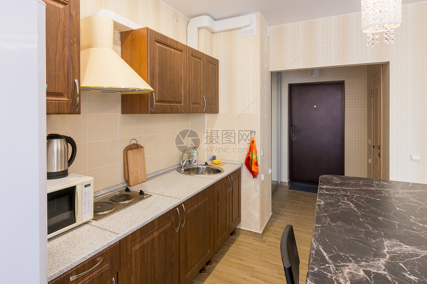 现代厨房内部和公寓入口图片
