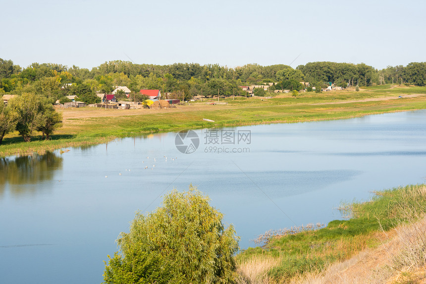 俄罗斯阿斯特拉罕地区索洛德尼基村小河景观图片