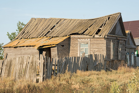 村庄中被遗弃的房屋图片