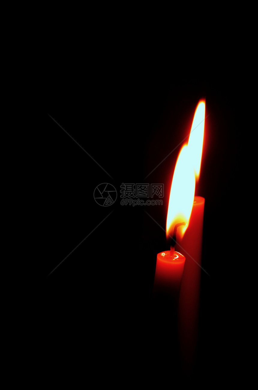 黑色背景上燃烧的蜡烛图片