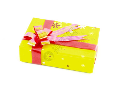 黄色礼品盒白背景上隔着红丝带图片