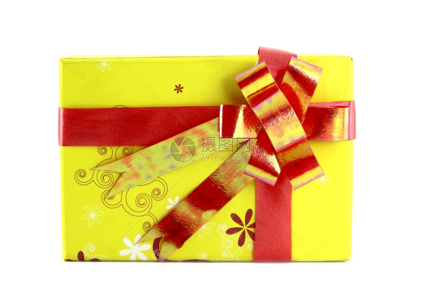 黄色礼品盒白背景上隔着红丝带图片
