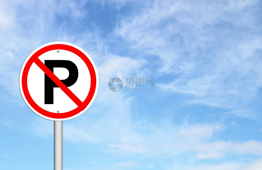 蓝色空中背景的停车牌图片