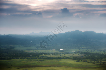 泰国纳洪拉奇西马的青山云雾缭绕图片